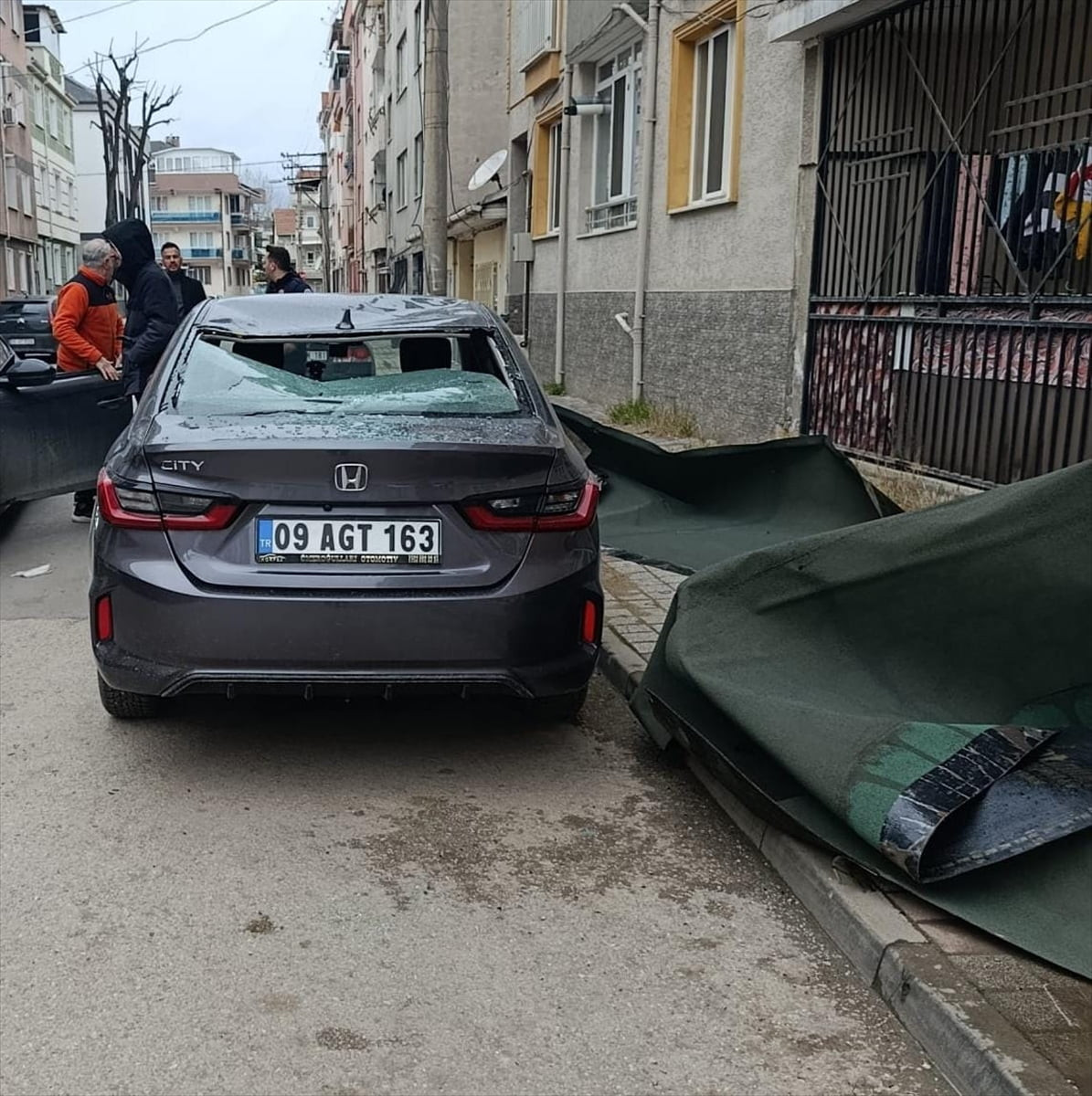 Bursa'nın İnegöl ilçesinde lodos nedeniyle apartmanın çatısından uçan parçalar, üzerine düştüğü...