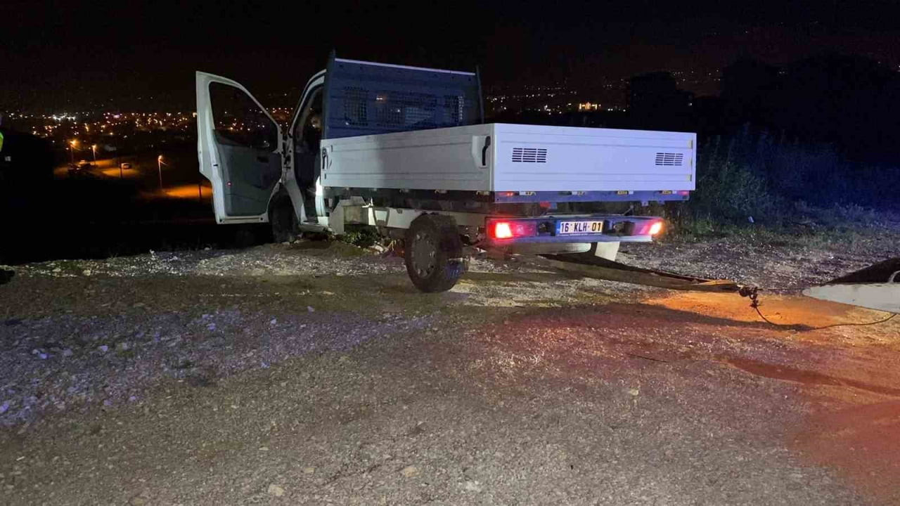 BURSA'NIN İNEGÖL İLÇESİNDE MEYDANA GELEN KAZADA, ALKOLLÜ SÜRÜCÜNÜN KONTROLÜNDEN ÇIKAN KAMYONET...