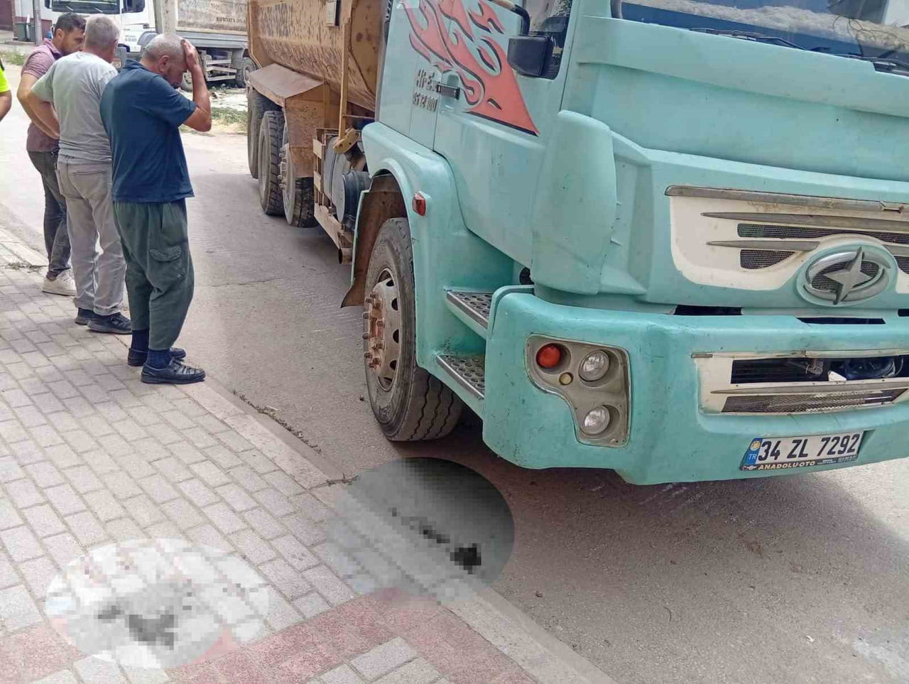 BURSA'NIN İNEGÖL İLÇESİNDE MEYDANA GELEN KAZADA KAMYONUN ÜZERİNDEN GEÇTİĞİ BİSİKLETLİ ÇOCUK AĞIR...