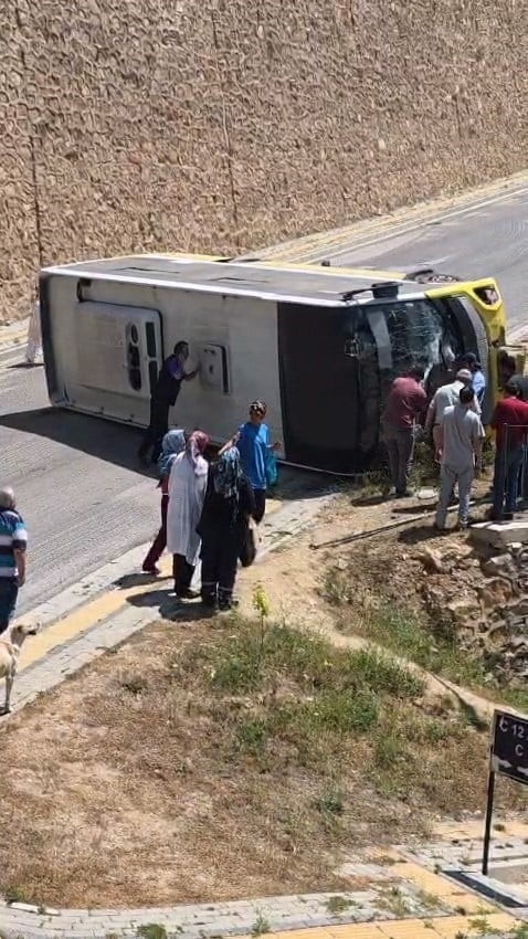 BURSA'NIN İNEGÖL İLÇESİNDE MEYDANA GELEN KAZADA KONTROLDEN ÇIKAN ÖZEL HALK OTOBÜSÜ DEVRİLDİ...