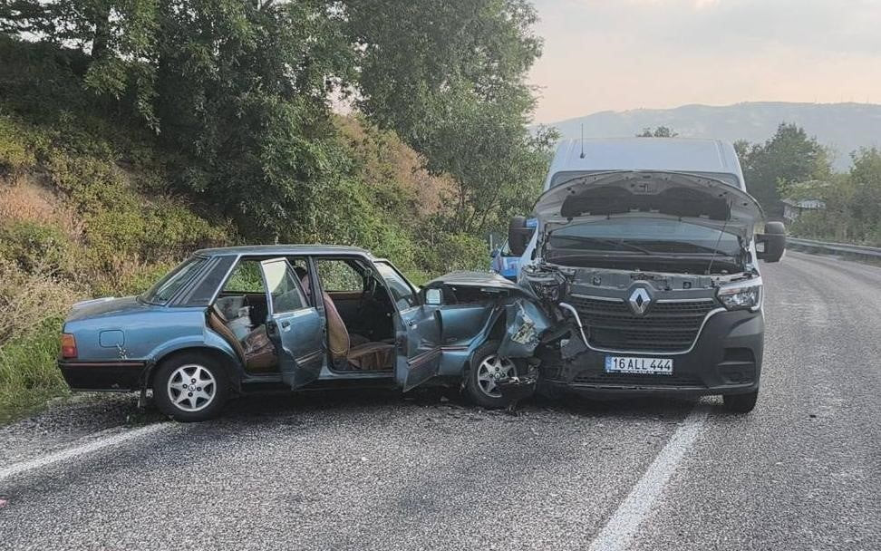 BURSA'NIN İNEGÖL İLÇESİNDE MEYDANA GELEN KAZADA MİNİBÜS İLE OTOMOBİL ÇARPIŞTI: 2 KİŞİ...
