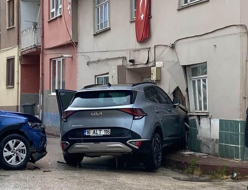 BURSA'NIN İNEGÖL İLÇESİNDE MEYDANA GELEN KAZADA OTOMOBİL İLE ÇARPIŞAN CİP EVE GİRDİ. ŞANS ESERİ...