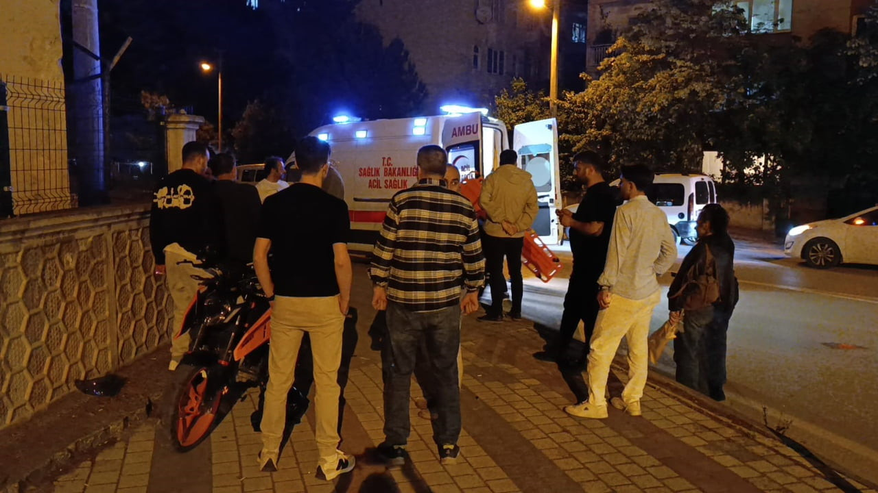 BURSA'NIN İNEGÖL İLÇESİNDE MEYDANA GELEN KAZADA SİTE DUVARINA ÇARPAN MOTOSİKLETİN SÜRÜCÜSÜ...