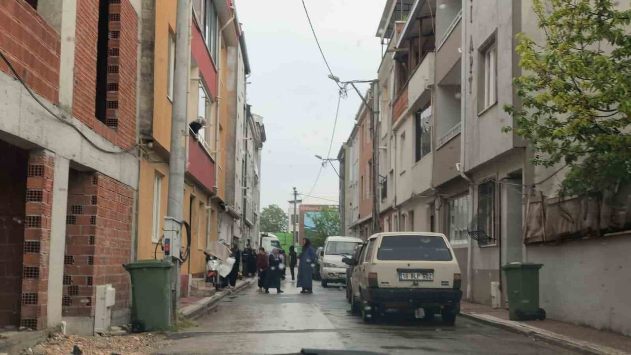 BURSA'NIN İNEGÖL İLÇESİNDE MEYDANA GELEN OLAYDA 3 KATLI APARTMANIN İKİNCİ KAT BALKONUNDAN DÜŞEN...