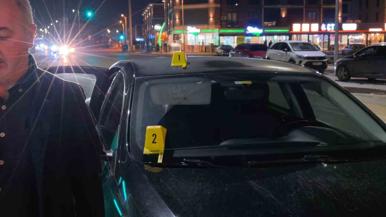 BURSA'NIN İNEGÖL İLÇESİNDE MEYDANA GELEN OLAYDA, SEYİR HALİNDEKİ OTOMOBİLE YORGUN MERMİ İSABET...