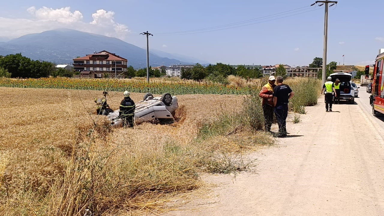 BURSA'NIN İNEGÖL İLÇESİNDE MEYDANA GELEN TRAFİK KAZASINDA KONTROLDEN ÇIKAN OTOMOBİL TAKLALAR...