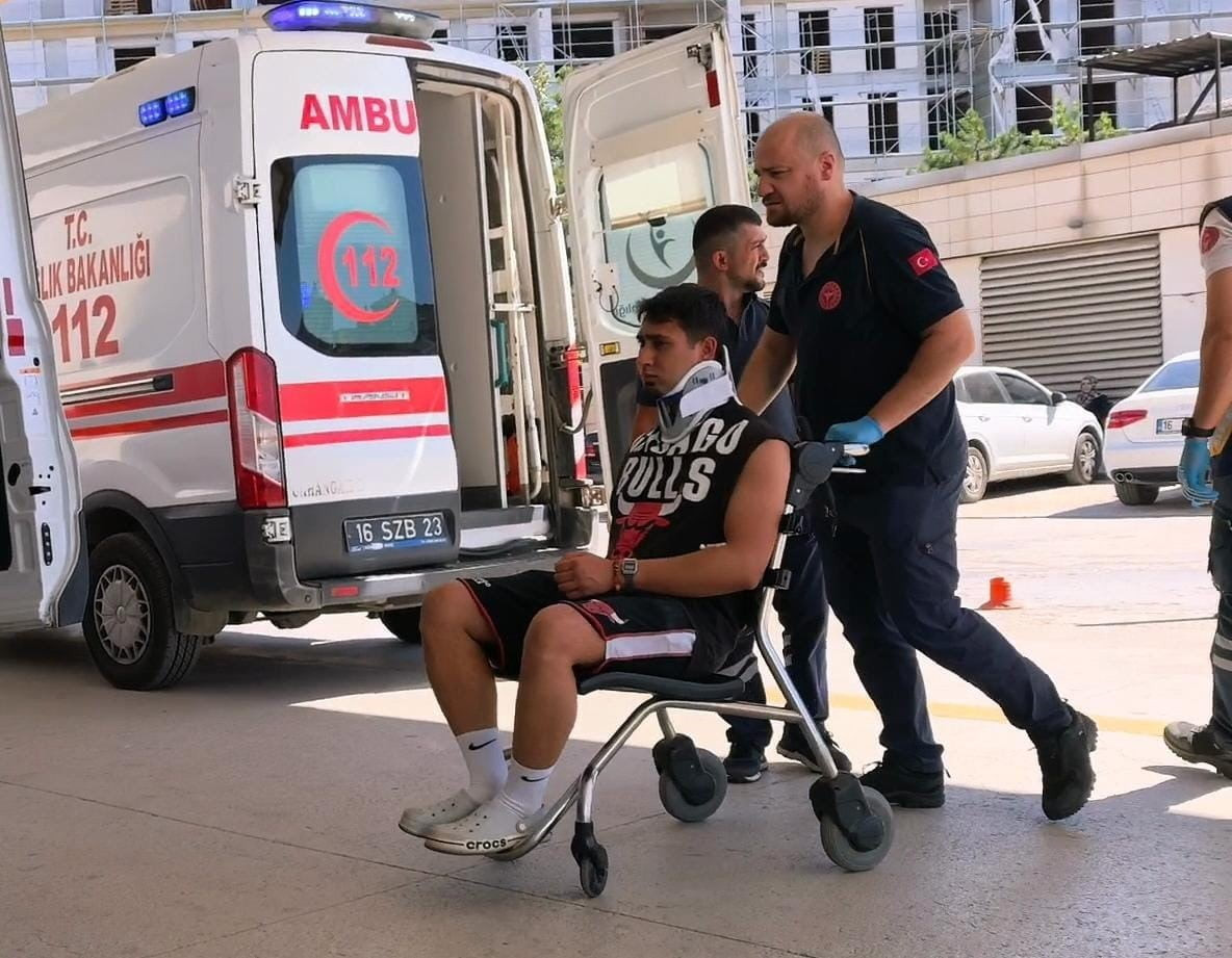 BURSA'NIN İNEGÖL İLÇESİNDE MEYDANA GELEN TRAFİK KAZASINDA, ÖN LASTİĞİ PATLAYAN CİP KONTROLDEN...
