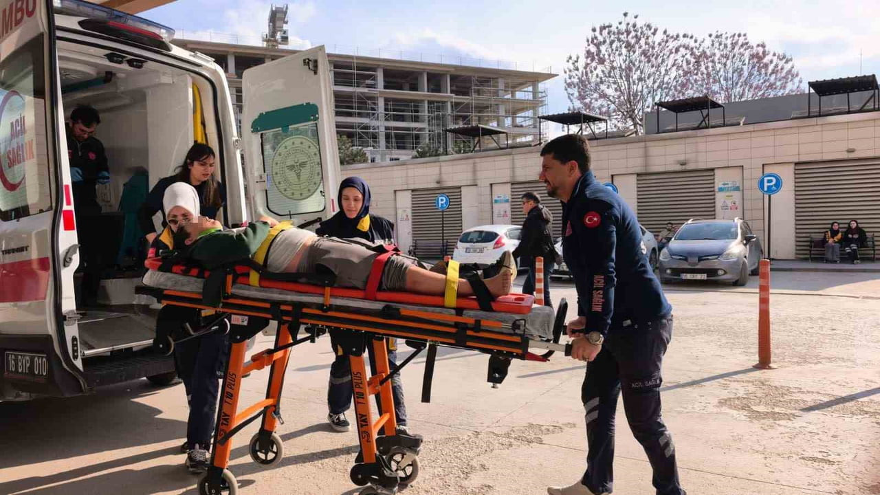 BURSA'NIN İNEGÖL İLÇESİNDE MOTOSİKLET İLE BİSİKLETLİ GENÇLERİN KARIŞTIĞI KAZADA, 3 KİŞİ...