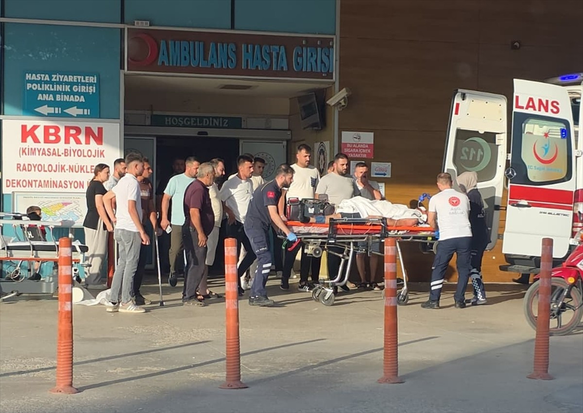 Bursa'nın İnegöl ilçesinde motosiklet ile kamyonun çarpışması sonucu 2 kişi ağır yaralandı. Sağlık...