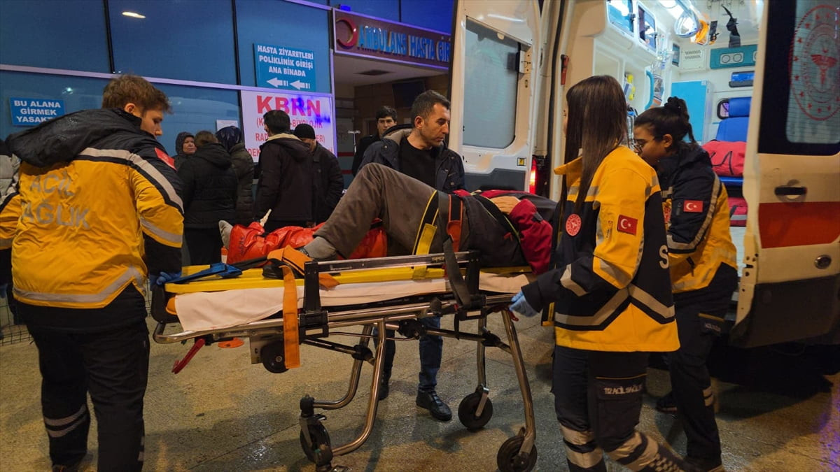 Bursa'nın İnegöl ilçesinde motosikletin yayaya çarpması sonucu biri ağır 2 kişi yaralandı....