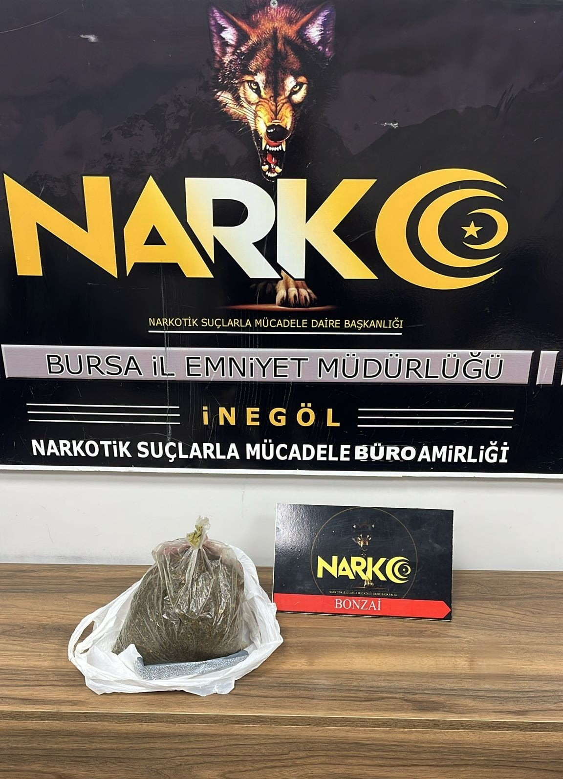 BURSA'NIN İNEGÖL İLÇESİNDE NARKOTİK BÜRO AMİRLİĞİ EKİPLERİNCE EVE DÜZENLENEN OPERASYONDA ÇOK...
