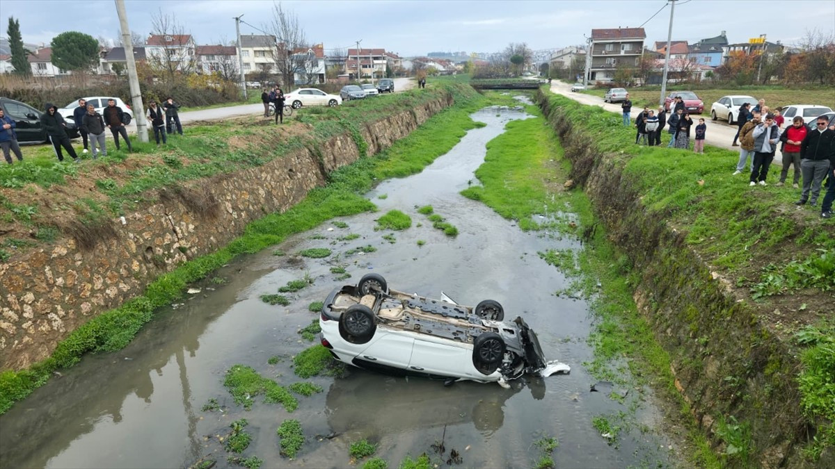 Bursa'nın İnegöl ilçesinde otomobilin dereye devrilmesi sonucu 3 kişi yaralandı.