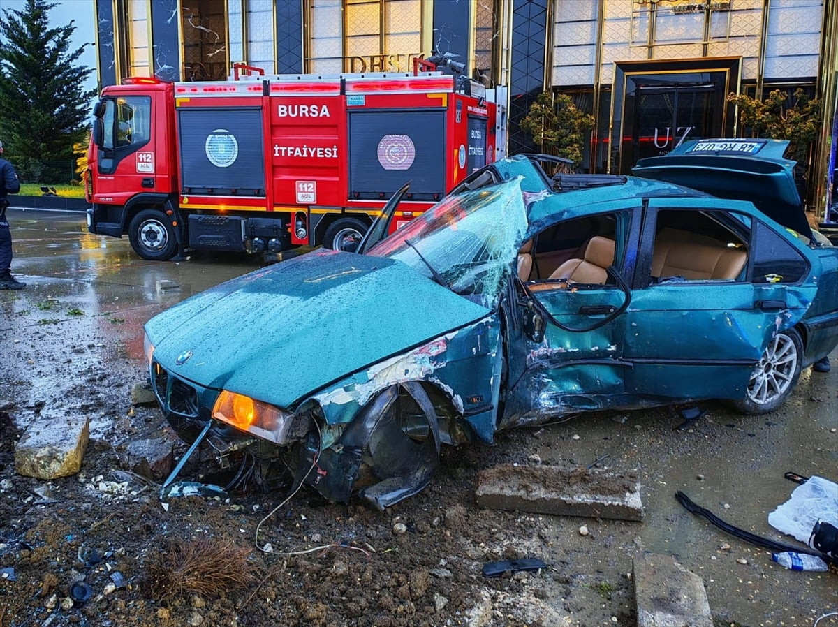 Bursa'nın İnegöl ilçesinde otomobilin reklam panosuna çarpması sonucu 1 kişi hayatını kaybetti, 2...