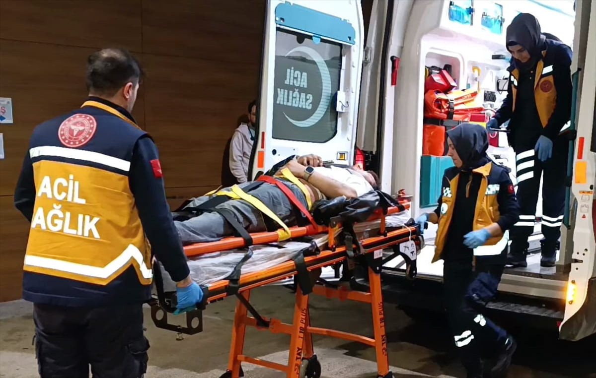 Bursa'nın İnegöl ilçesinde otomobilin yaya geçidinde çarptığı 1 kişi yaralandı. Yaralı, ambulansla...