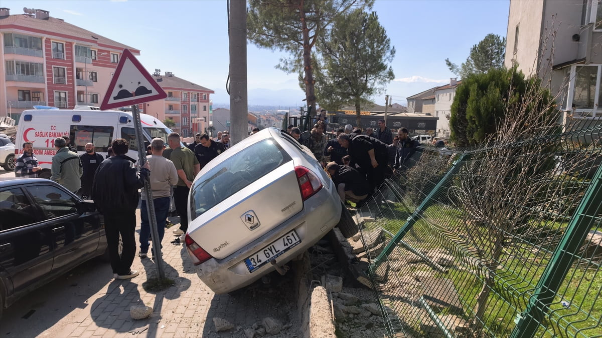 Bursa'nın İnegöl ilçesinde, park halindeki otomobilin yokuş aşağı hareket ederek kaldırımdaki...