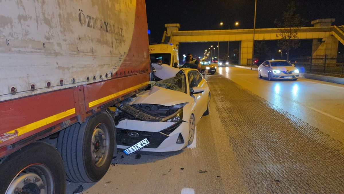 Bursa'nın İnegöl ilçesinde park halindeki tırın altına giren otomobil sürücüsü ağır...