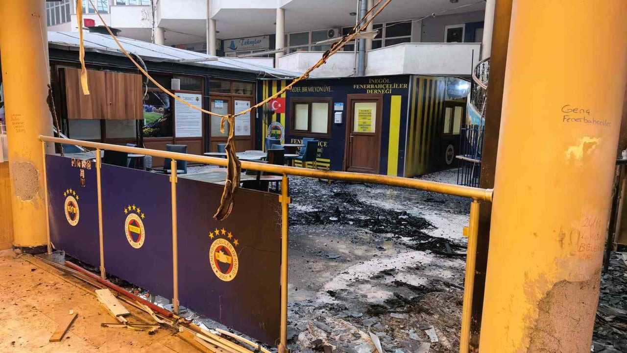 BURSA'NIN İNEGÖL İLÇESİNDE PASAJDA BULUNAN FENERBAHÇELİLER DERNEĞİ'NDE YANGIN ÇIKTI. DERNEKTE...