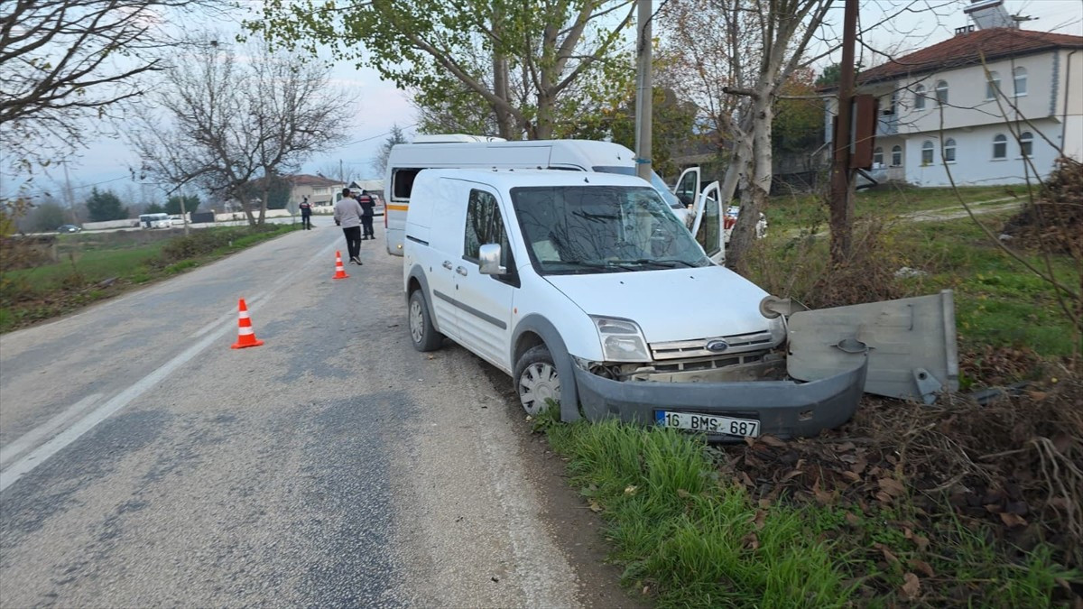 Bursa'nın İnegöl ilçesinde, servis aracıyla hafif ticari aracın çarpışması sonucu 11 kişi...