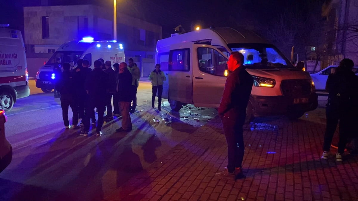 Bursa'nın İnegöl ilçesinde servis minibüsü ile otomobilin çarpıştığı kazada 9 kişi...