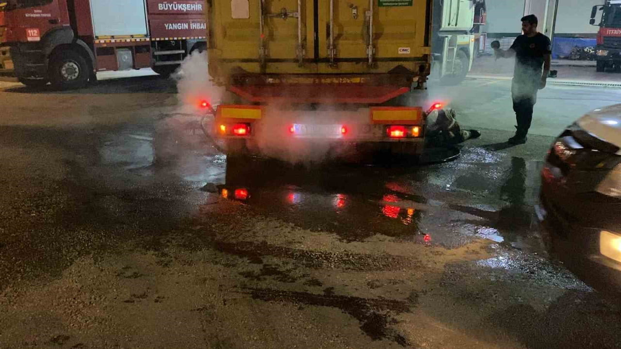 BURSA'NIN İNEGÖL İLÇESİNDE SEYİR HALİNDEKİ TIRIN ARKA LASTİĞİNİN PATLAMASI SONUCU FREN SİSTEMİNDE...