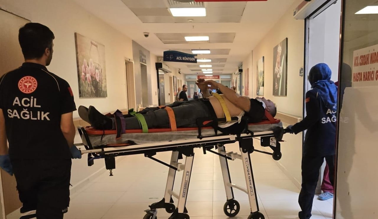 BURSA'NIN İNEGÖL İLÇESİNDE, TAKLA ATARAK YAN DURAN HAFİF TİCARİ ARACIN SÜRÜCÜSÜ...