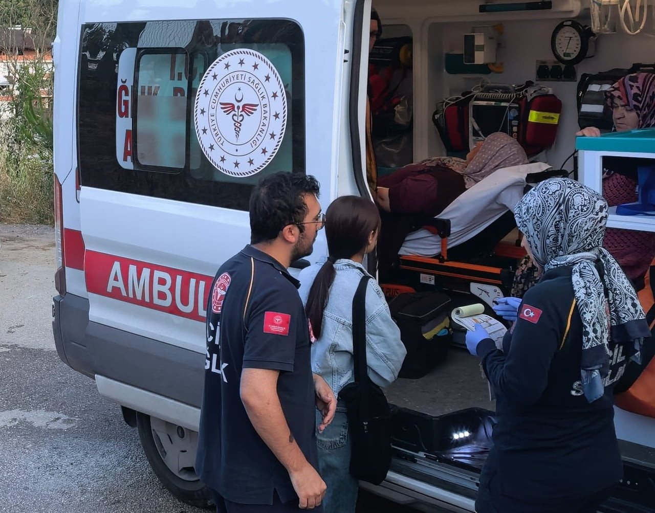 BURSA'NIN İNEGÖL İLÇESİNDE TARIM İŞÇİLERİNİ TAŞIYAN SERVİS MİNİBÜSÜNÜN DEVRİLMESİ SONUCU SÜRÜCÜ...