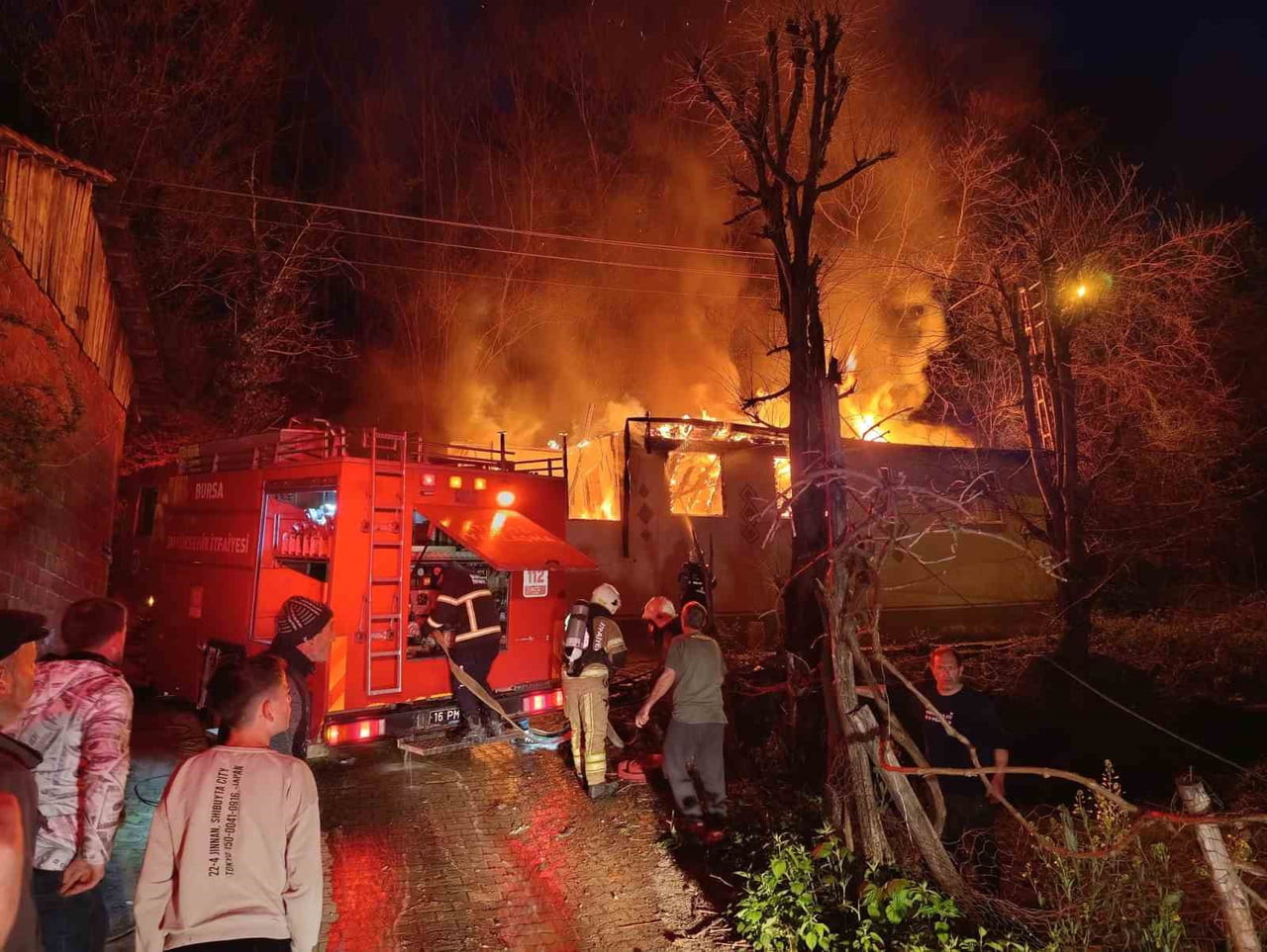 BURSA'NIN İNEGÖL İLÇESİNDE TEK KATLI EV, ÇIKAN YANGIN SONUCU KULLANILAMAZ HALE GELDİ.