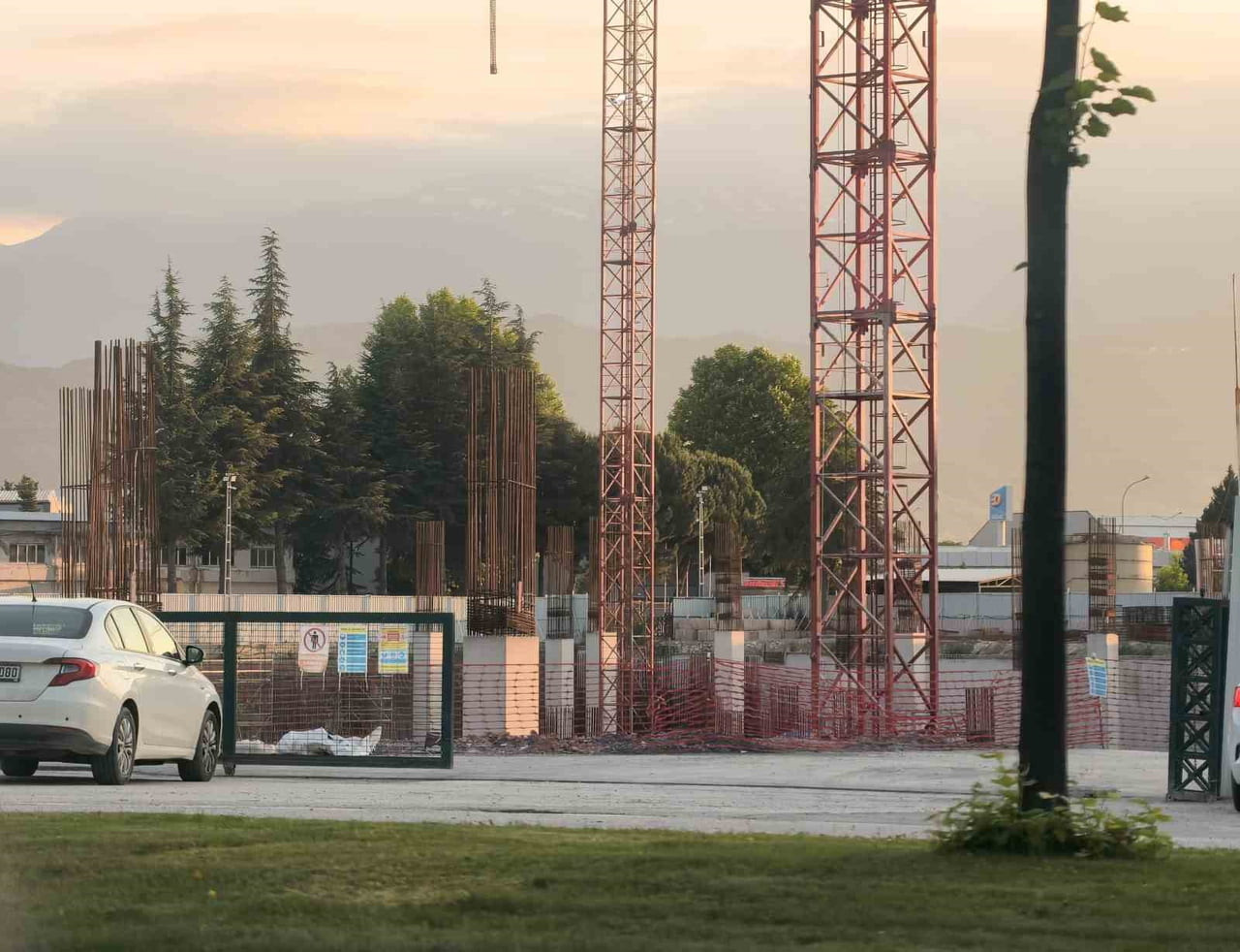 BURSA'NIN İNEGÖL İLÇESİNDE YAPIMI DEVAM EDEN FABRİKA İNŞAATINDA MEYDANA GELEN İŞ KAZASINDA BİR...