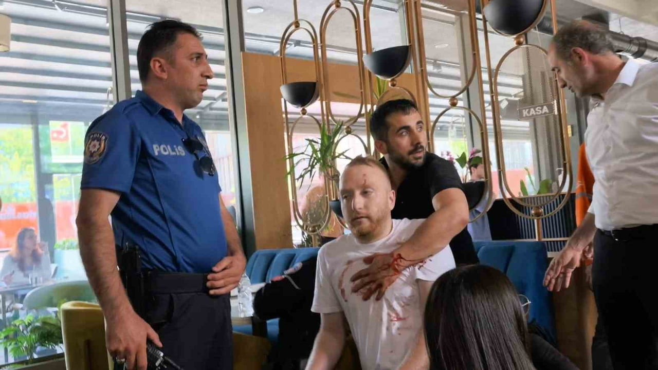 BURSA'NIN İNEGÖL İLÇESİNDE YOL MESELESİ YÜZÜNDEN ÇIKAN BIÇAKLI KAVGADA 1'İ AĞIR 4 KİŞİ BIÇAKLA, 1...