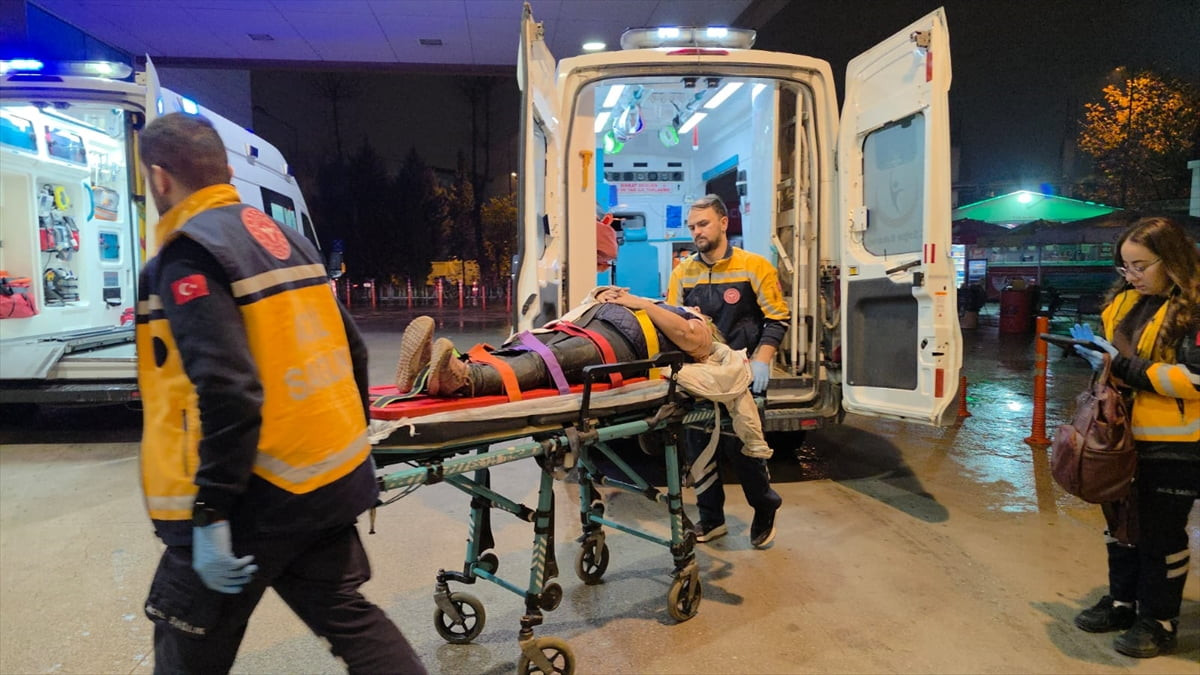 Bursa'nın İnegöl ilçesinde yolun karşısına geçmeye çalışan kadın, kamyonetin çarpmasıyla...