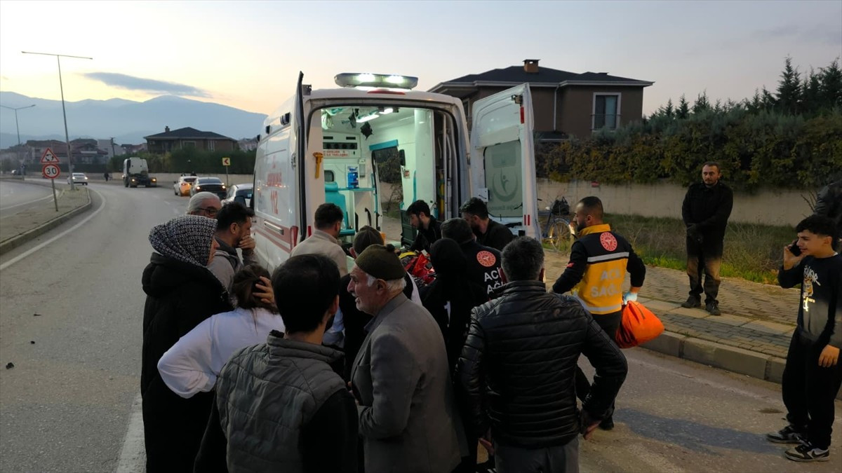 Bursa'nın İnegöl ilçesindeki trafik kazasında 1'i ağır, 2 kişi yaralandı.