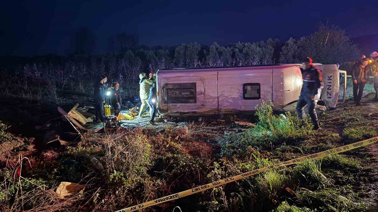 BURSA'NIN İZNİK İLÇESİ'NDE  YOLCU MİNİBÜSÜNÜN DEVRİLMESİ SONUCU 1 KİŞİ HAYATINI KAYBETTİ, 12 KİŞİ...