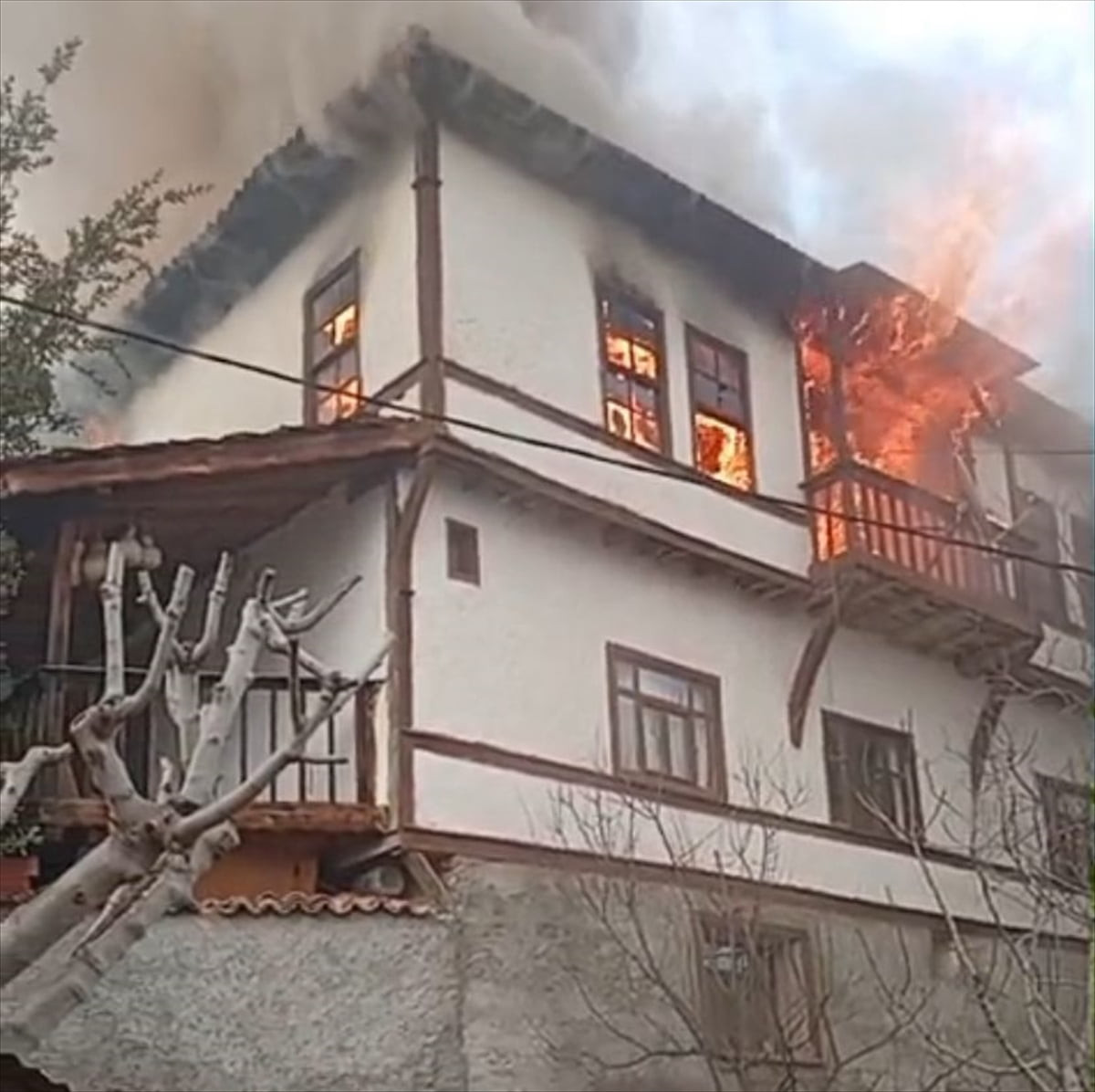 Bursa'nın İznik ilçesinde evde çıkan yangın hasara neden oldu.