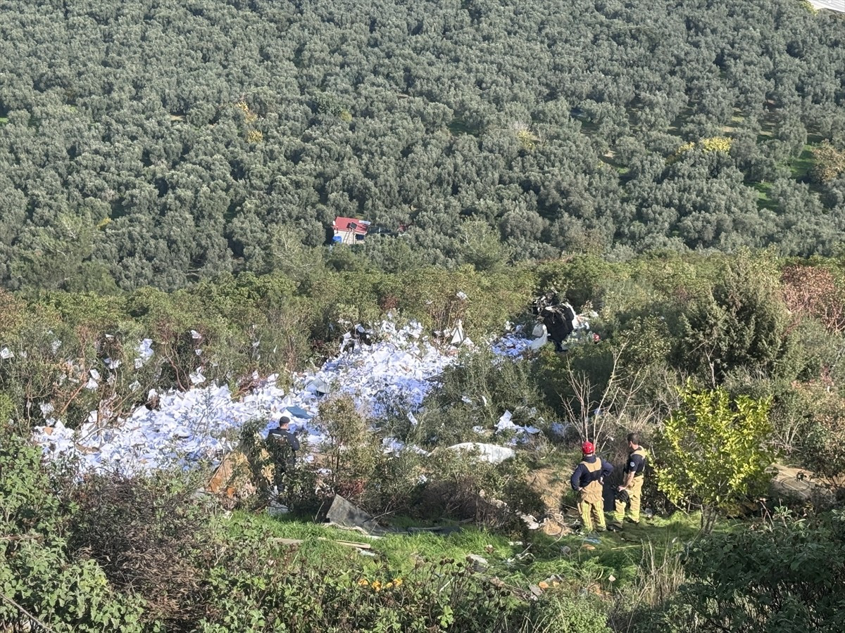 Bursa'nın İznik ilçesinde kağıt yüklü kamyonun uçurumdan devrildiği kazada 2 kişi hayatını...