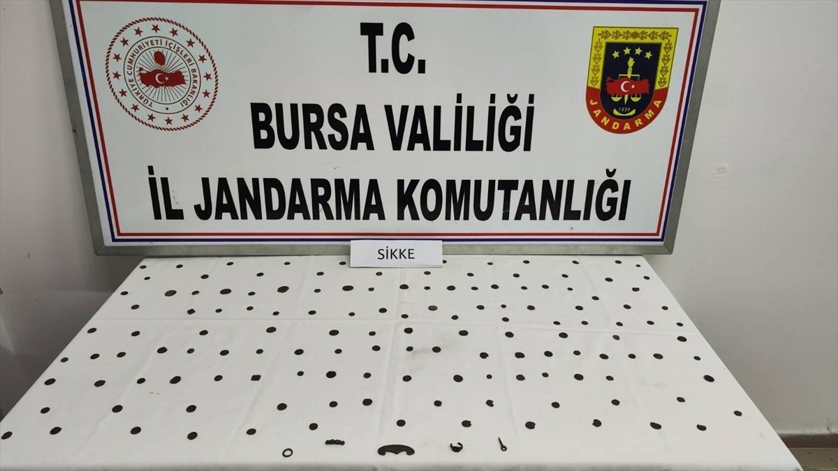 Bursa'nın İznik ilçesinde Roma ve Bizans dönemine ait 143 sikke ele geçirildi.
