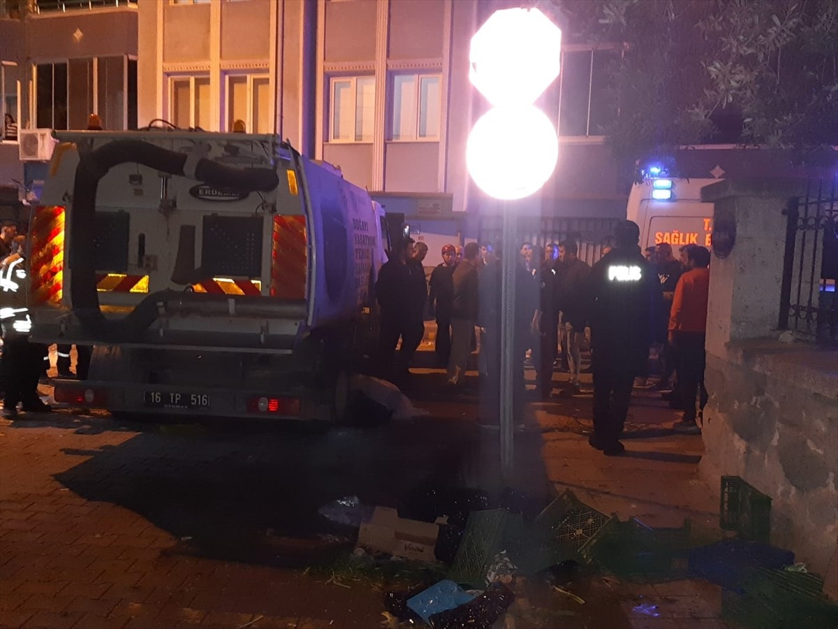 Bursa'nın Karacabey ilçesinde bir kişi çöp kamyonunun çarpması sonucu hayatını kaybetti. Bölgeye...