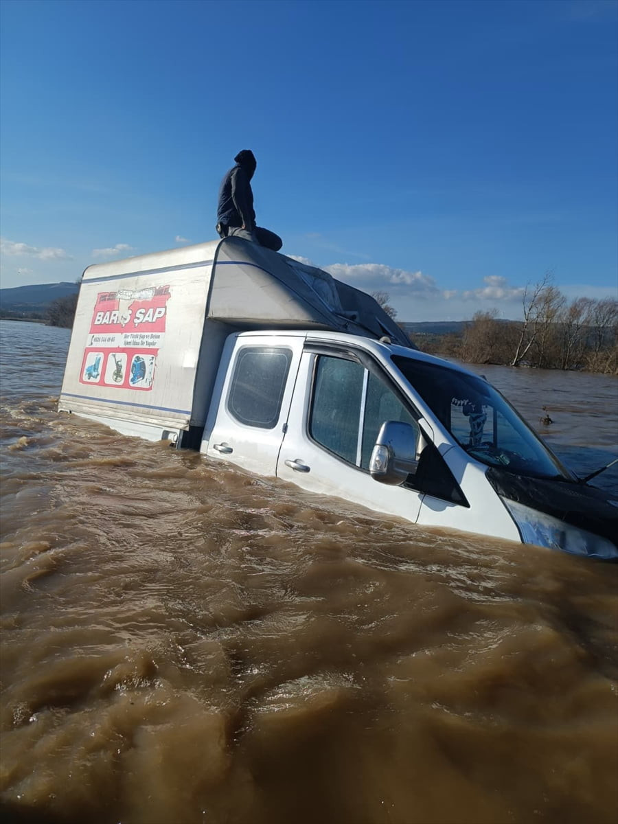 Bursa'nın Karacabey ilçesinde etkili olan yağmurun ardından debisi yükselen Çapraz Çayı'nın...