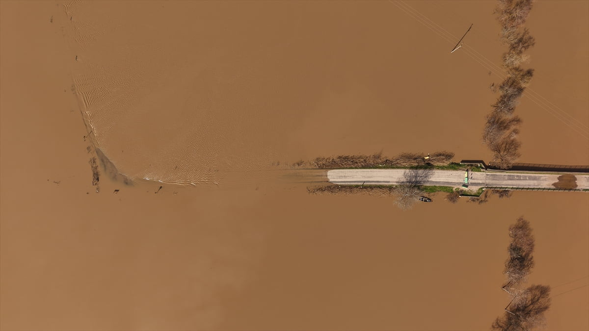 Bursa'nın Karacabey ilçesinde etkili olan yağmurun ardından debisi yükselen Çapraz Çayı'nın...