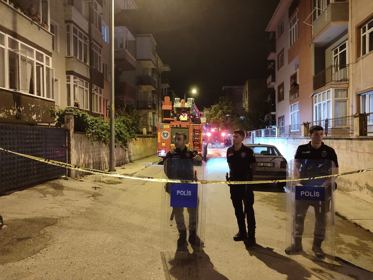 Bursa'nın Karacabey ilçesinde evde çıkan yangında 1'i çocuk 3 kişi yaşamını yitirdi.