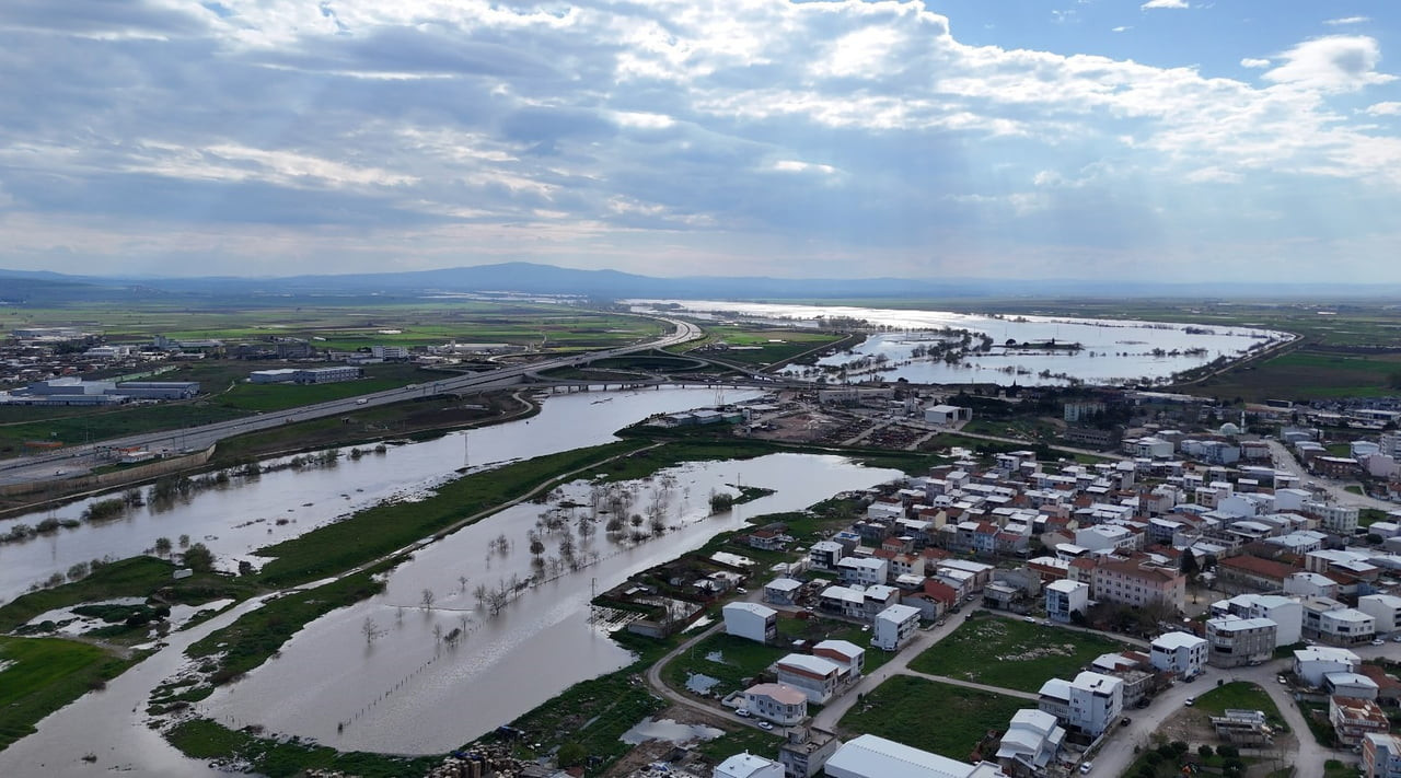 BURSA'NIN KARACABEY İLÇESİNDE ŞİDDETLİ YAĞIŞLAR SEBEBİYLE TAŞAN DERELER KARACABEY OVASINI SULAR...