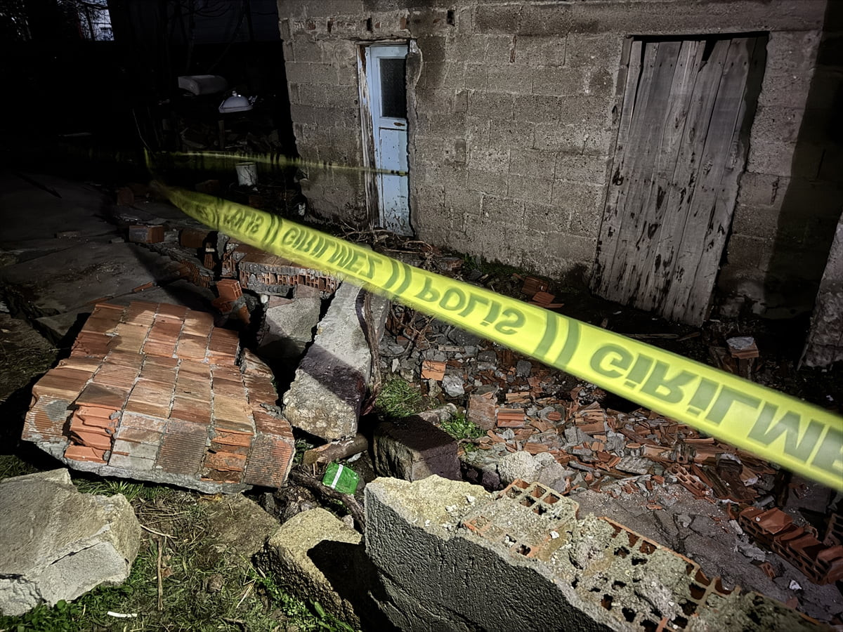 Bursa'nın Kestel ilçesinde lodos nedeniyle üzerine metruk binanın bahçe duvarı çöken kişi yaşamını...