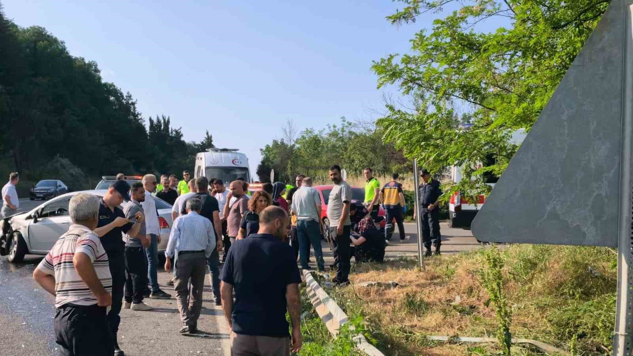 BURSA'NIN KESTEL İLÇESİNDE MEYDANA GELEN KAZADA 2 OTOMOBİL ÇARPIŞTI. YAŞANAN KAZADA 6 KİŞİ...