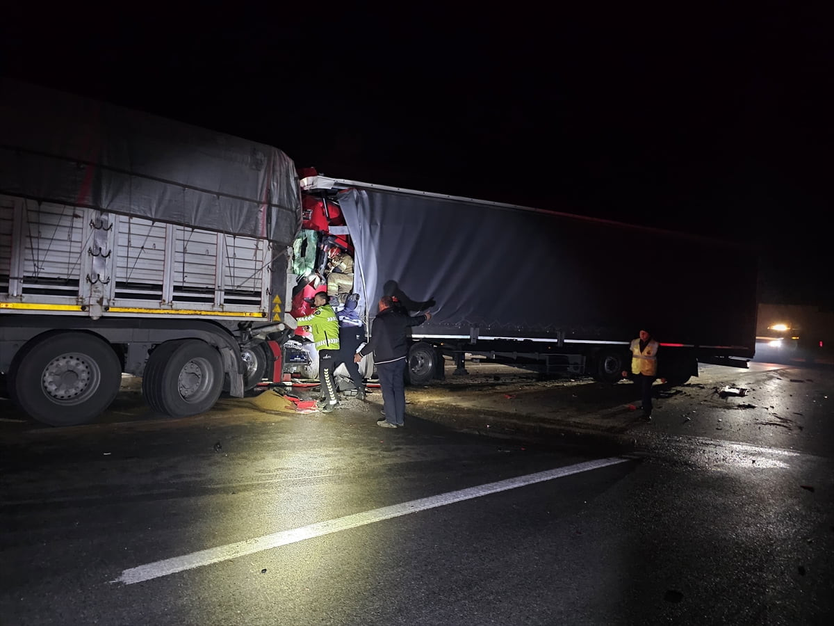 Bursa'nın Kestel ilçesinde, seyir halindeki tıra arkadan çarpan tırın sürücüsü hayatını kaybetti....