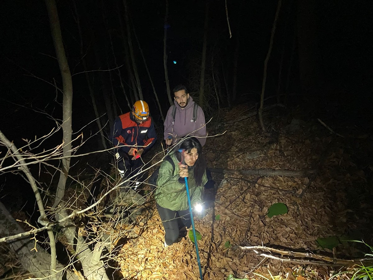 Bursa'nın Kestel ilçesinde yürüyüş yaptıkları Saitabat Şelalesi mevkisinde mahsur kalan 2 kişi...