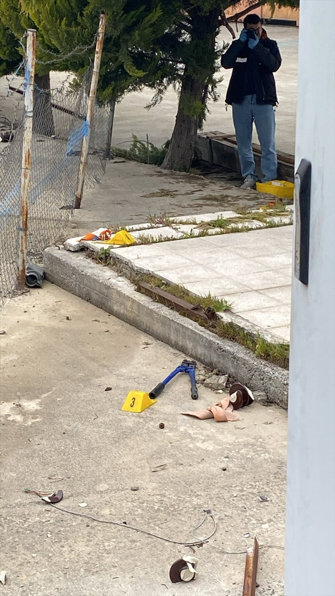 Bursa'nın merkez Nilüfer ilçesinde, çıktığı elektrik direğinde akıma kapılan kişi hayatını...