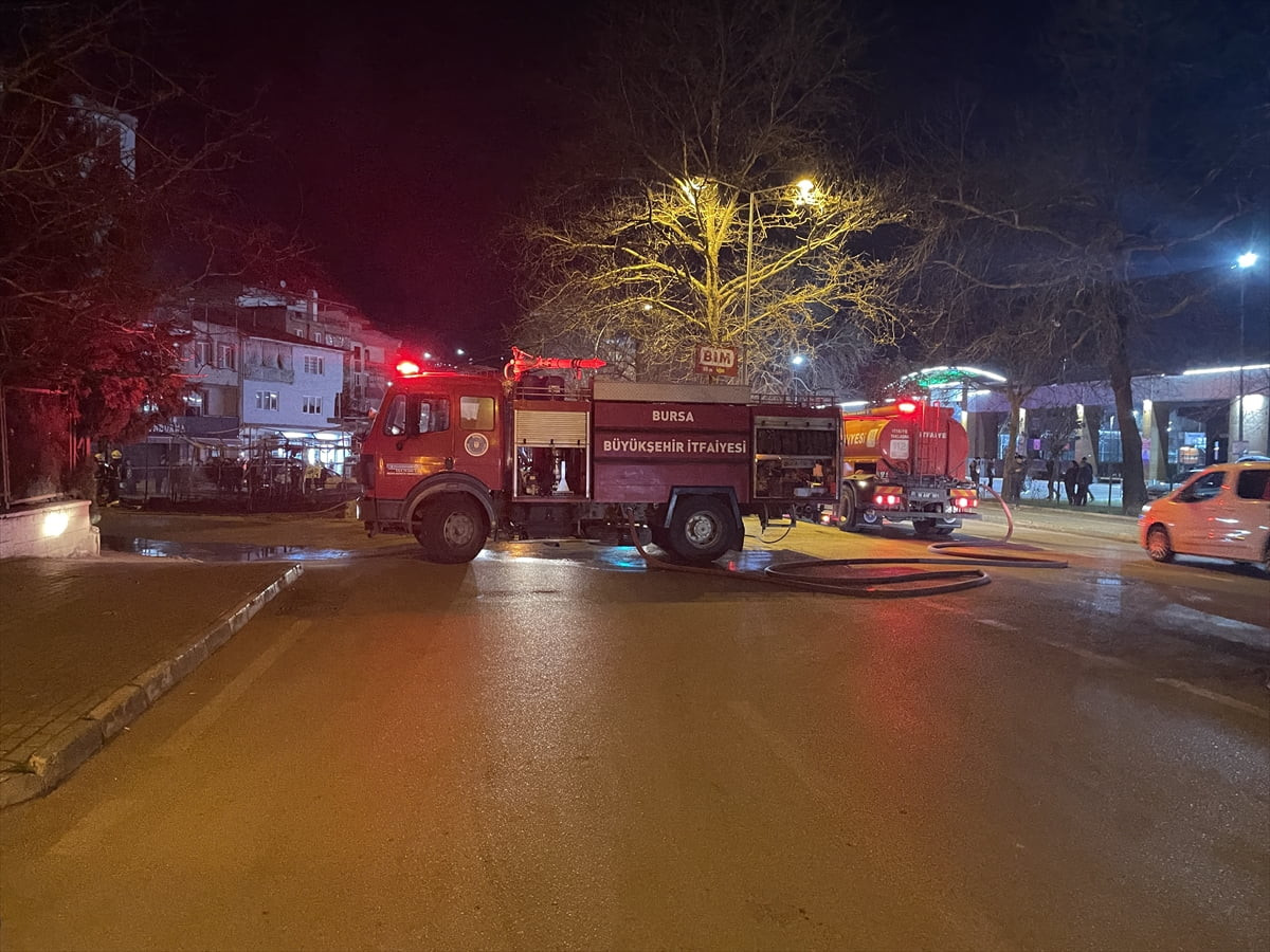 Bursa'nın merkez Osmangazi ilçesinde, barakada başlayıp minibüse sıçrayan yangın itfaiye...