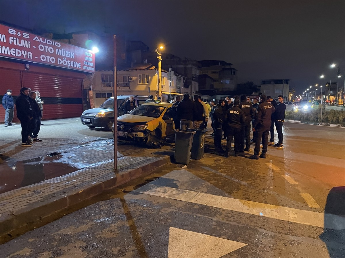 Bursa'nın merkez Osmangazi ilçesinde kaçırdığı taksiyle kaza yaptıktan sonra kaçmaya çalışan...