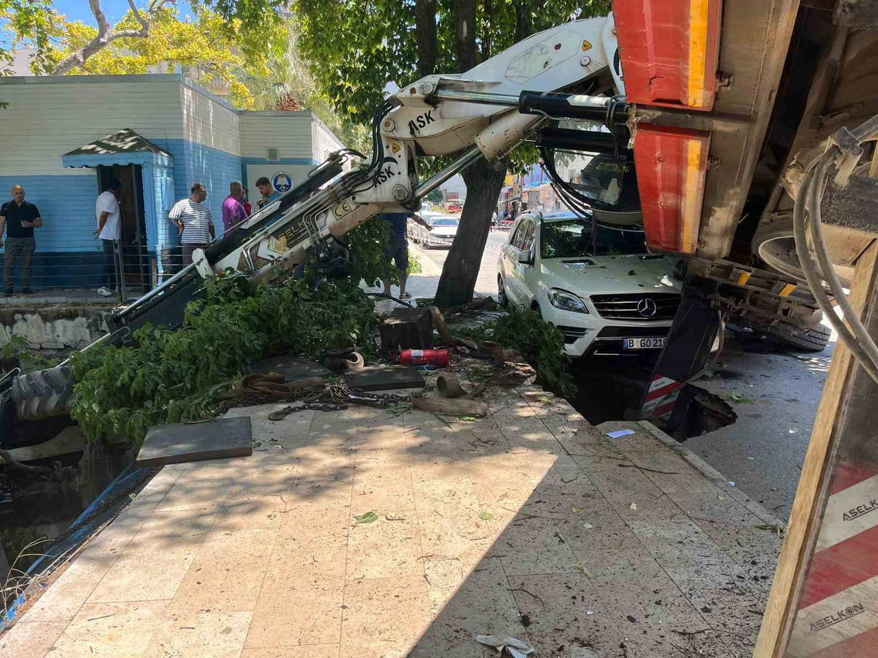 BURSA'NIN MUDANYA İLÇESİNDE DERE YATAĞI TEMİZLİĞİ SIRASINDA YAŞANAN İŞ KAZASINDA, VİNÇLE DEREYE...