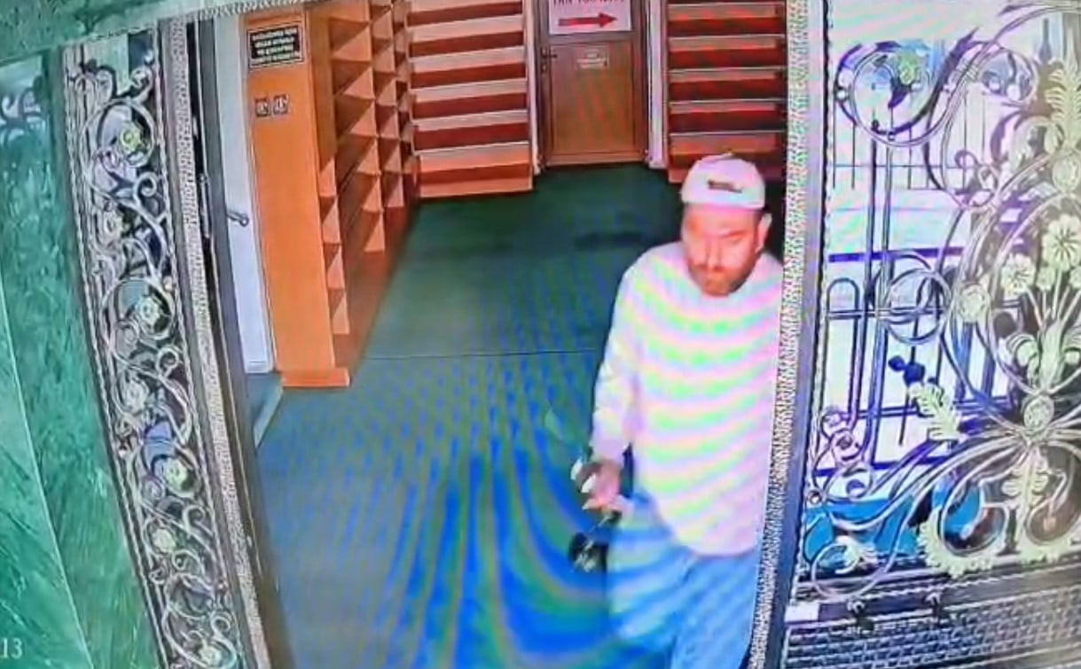 BURSA'NIN MUDANYA İLÇESİNDE ELİNDE BALIK OLTASIYLA CAMİYE GİREN HIRSIZ, İMAMIN KULLANDIĞI YAKA VE...