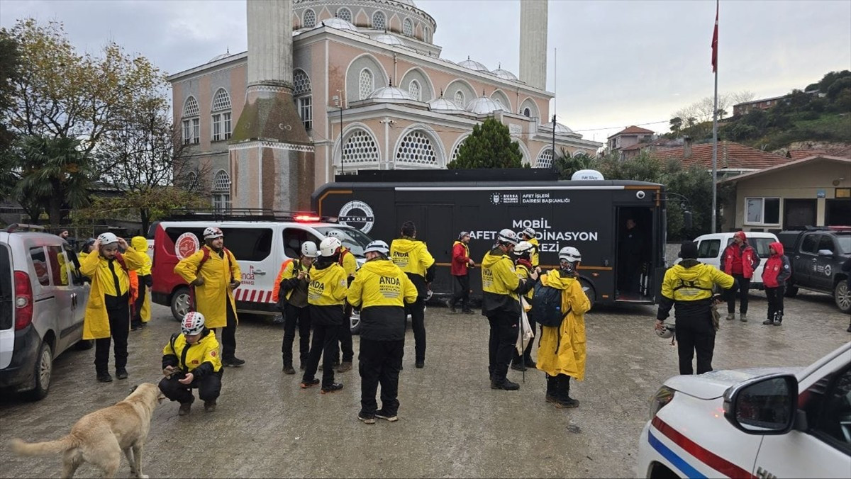 Bursa'nın Mudanya ilçesinde kaybolan 80 yaşındaki Alzheimer hastasının bulunması için arama...